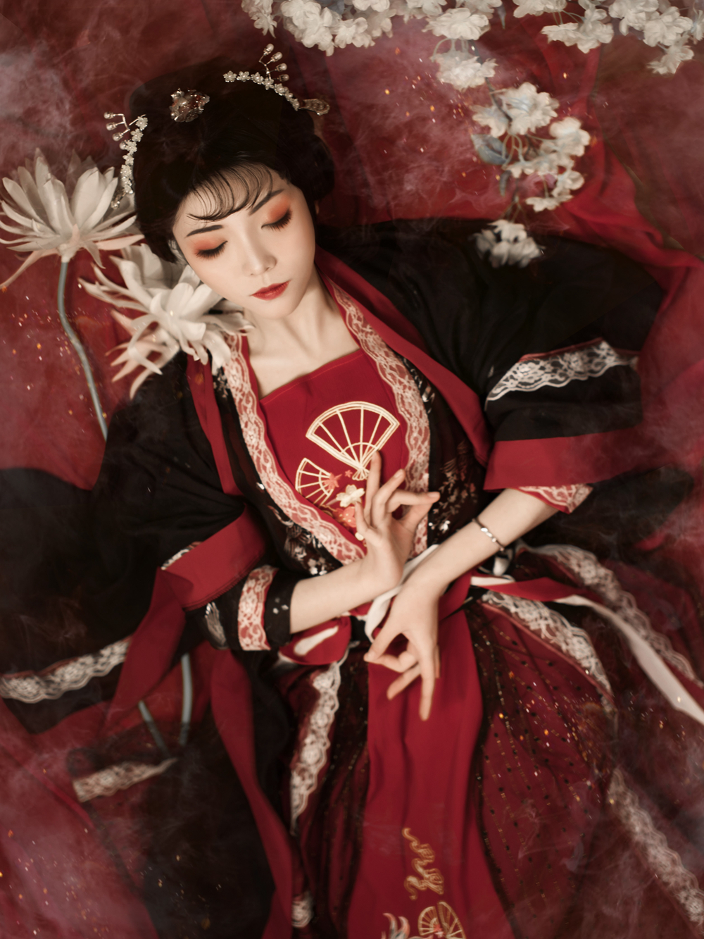 山海经九尾玥裳晴歌汉服女原创刺绣九尾狐黑色蕾丝花边齐胸腰襦裙