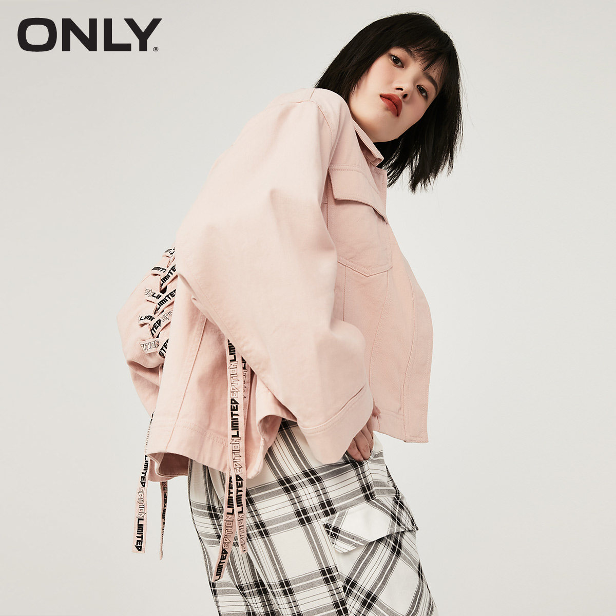 only2021夏季新款字母绑带装饰单排纽扣衣襟长袖风衣