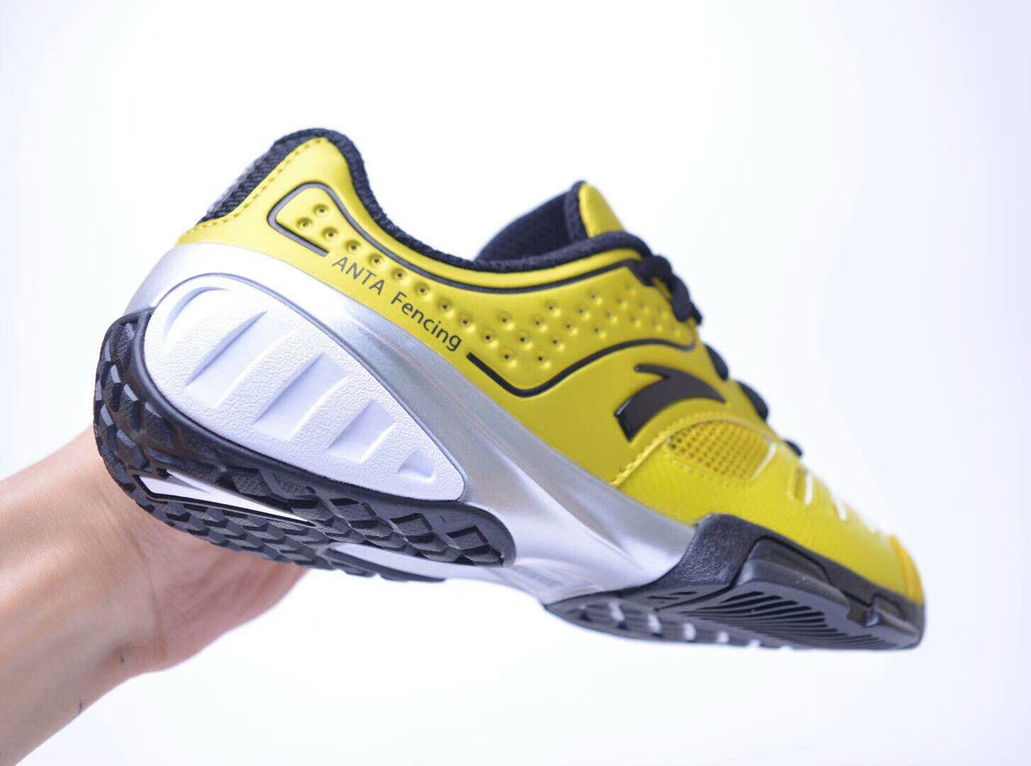 成人儿童击剑鞋安踏击剑专业训练比赛鞋防滑减震耐磨促销包邮