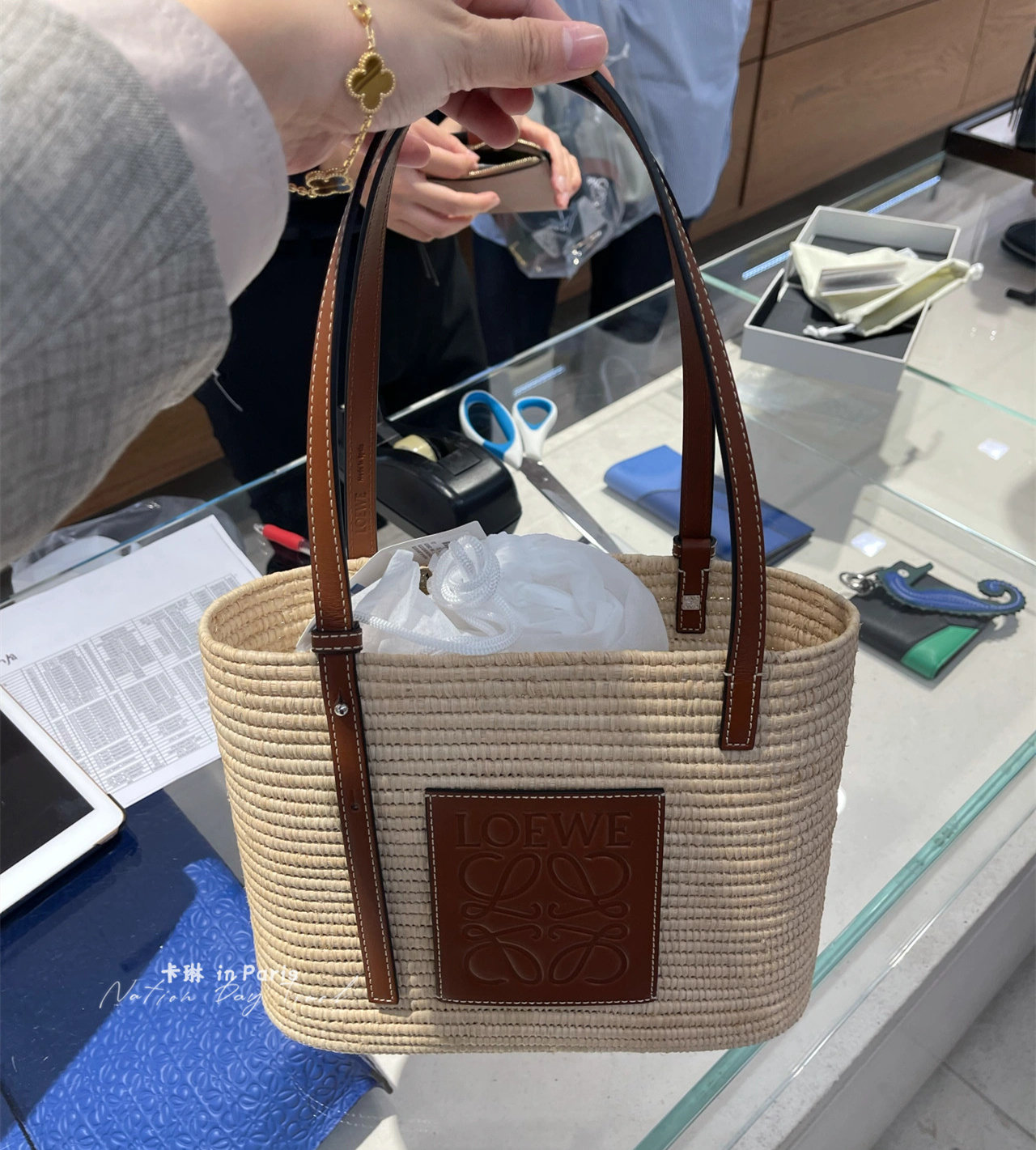 loewe女包罗意威夏季新款草编包牛皮牛皮手提包菜篮子化妆包