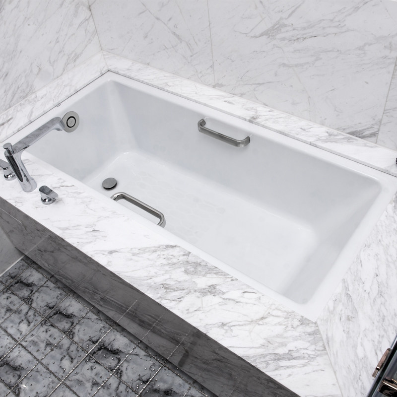 toto铸铁浴缸18米嵌入式扶手成人家用防滑泡澡普通浴缸