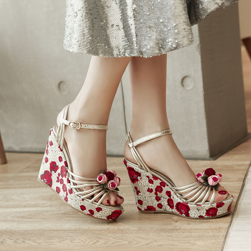 古风凉鞋2021复古金色花朵高跟鞋民族风一字扣坡时装凉鞋