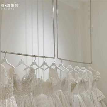 ສະແຕນເລດ wedding dress hanger ເພດານ hanging dress rack ເສື້ອຜ້າຮ້ານກໍາແພງ U-shaped ລົດໄຟ brushed ເງິນ customization