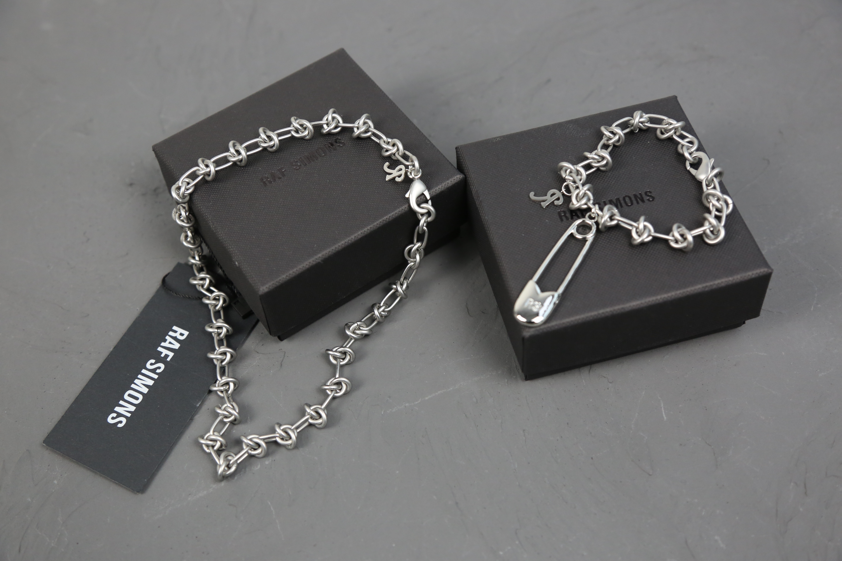 正确raf新款锁环金属别针挂件字母simons潮流手链