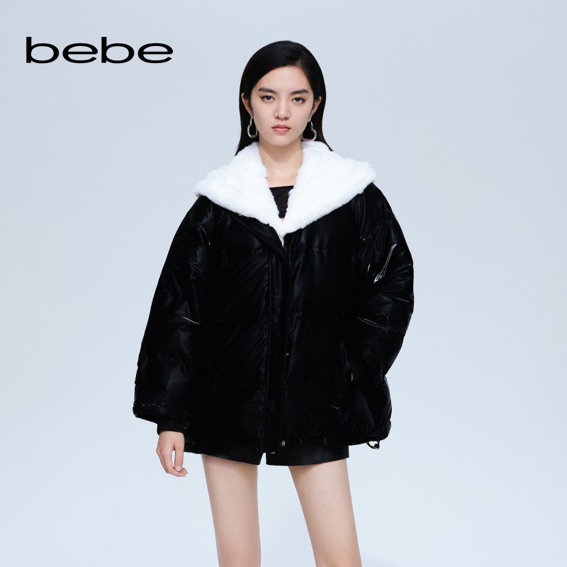 bebe冬季女亮面獭兔毛连帽羽绒服设计外套403301羽绒服