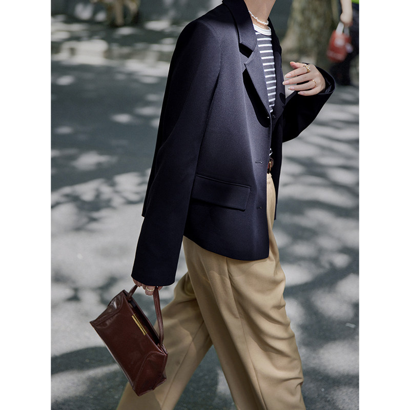 美丽丽的皇帝小个子法式复古金扣短款休闲西装西装