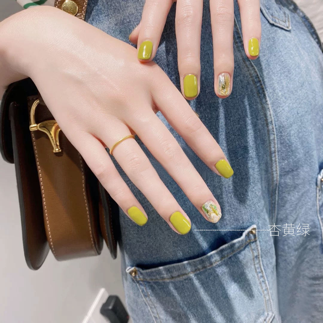 网红款抹绿色指甲油2022年新款夏天流行色牛油果绿甲油胶