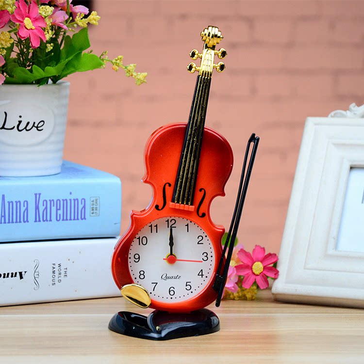 创意卡通小提琴时钟钟表手提提琴摆件卧室儿童台钟