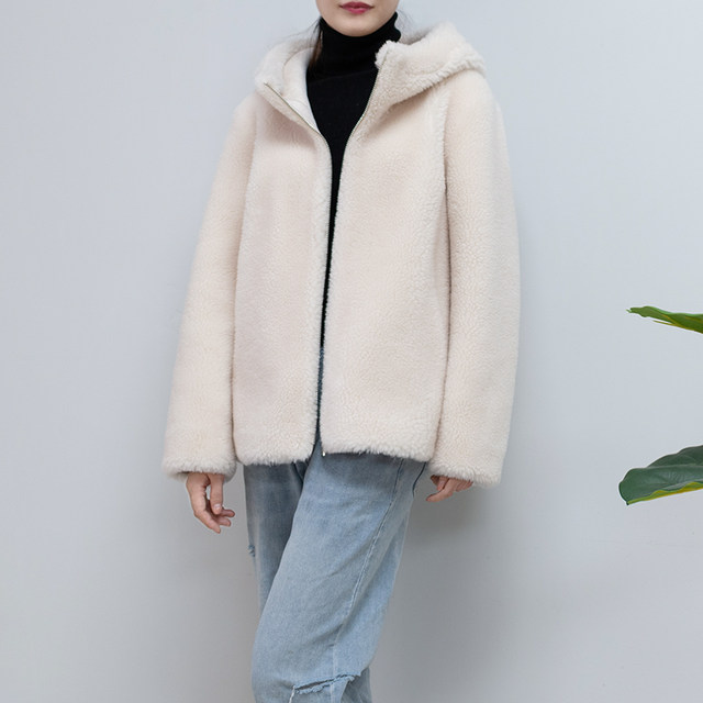 2020 autumn and winter new style Haining sheep shearling coat women short fashionable hooded one-piece lamb fur coat 2020 autumn and winter new style Haining sheep shearling coat women short fashionable hooded one-piece lamb fur coat
