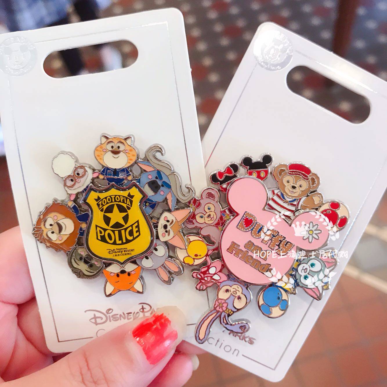 上海迪士尼国内代购达菲米奇疯狂动物转盘徽章胸针