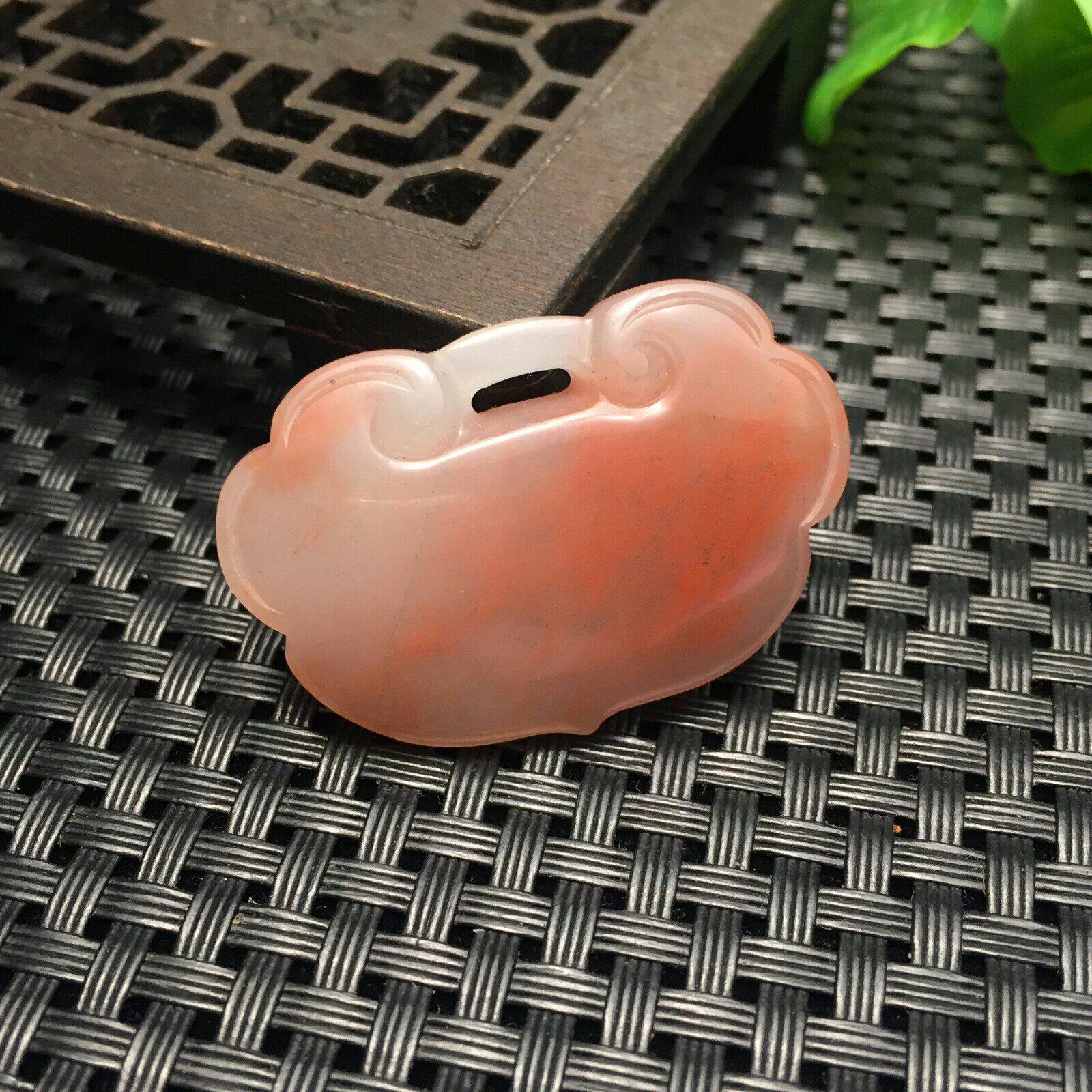 鸡血纯天然桂林无事平安如意锁玉挂件玉博博物馆颈饰