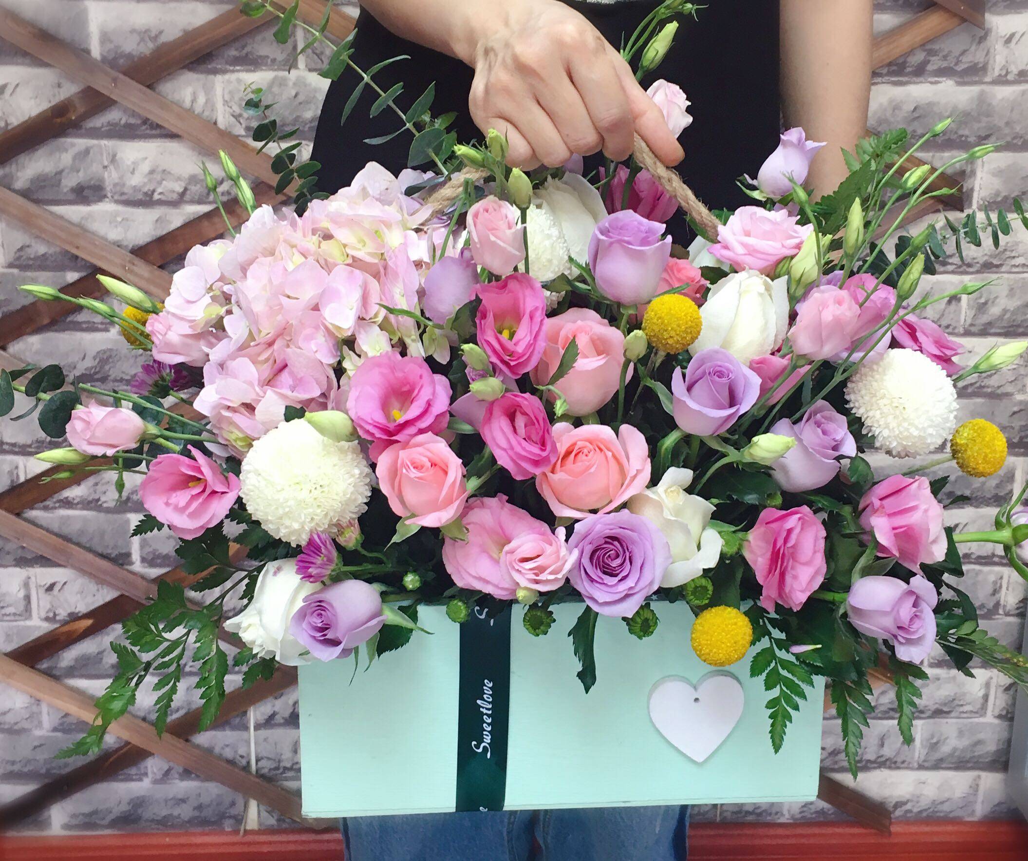 天津小花篮女友生日鲜花速递绣球玫瑰抱抱桶同城韩式探望祝寿开业