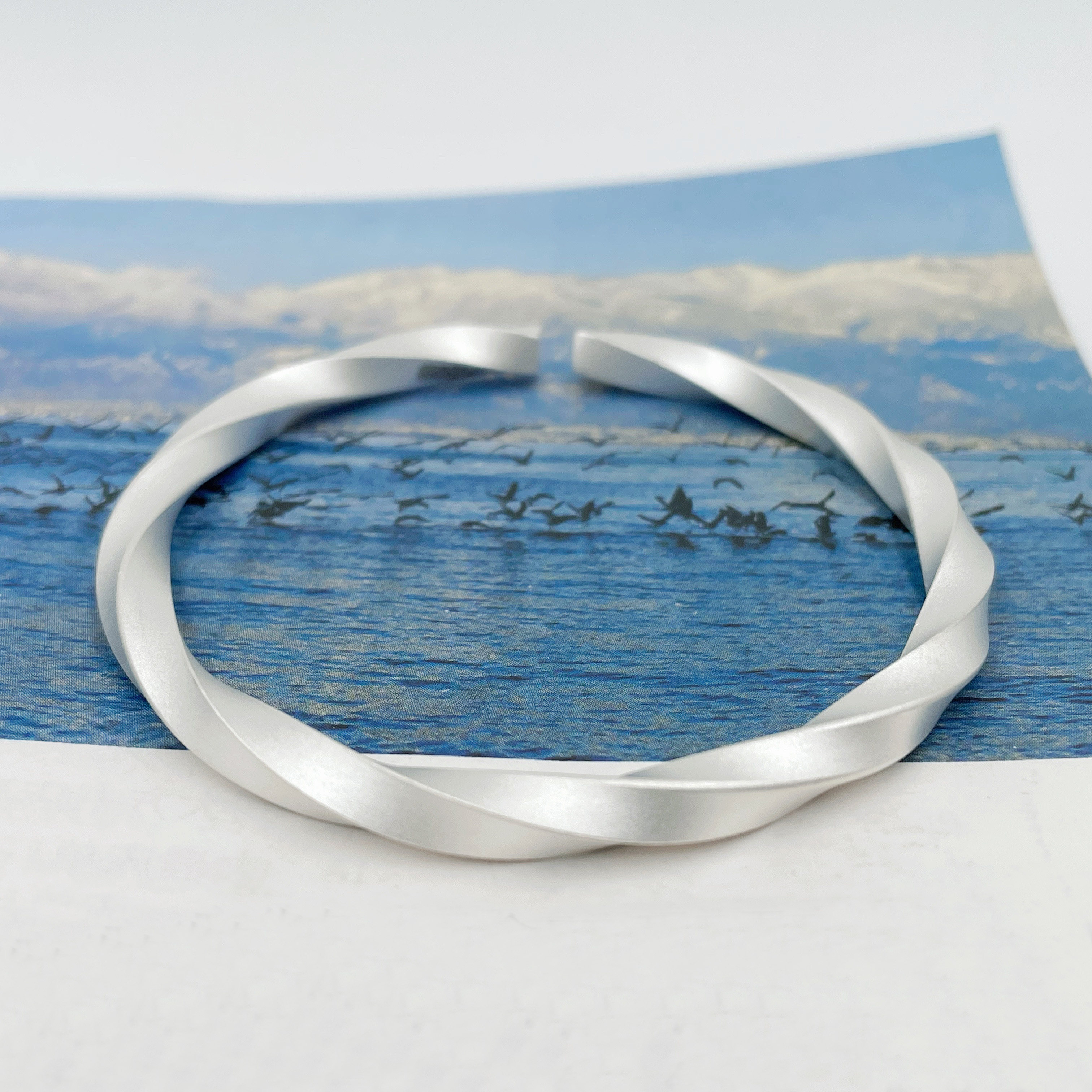 莫比乌斯情侣手镯女足s999男士哑光扭曲镶嵌素银手镯