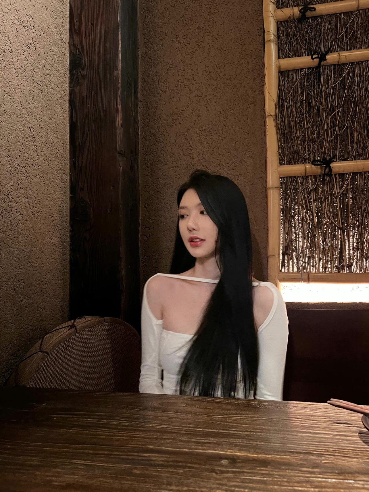 江南美人纯欲解构剪裁露肩长袖百搭辣妹套头t恤