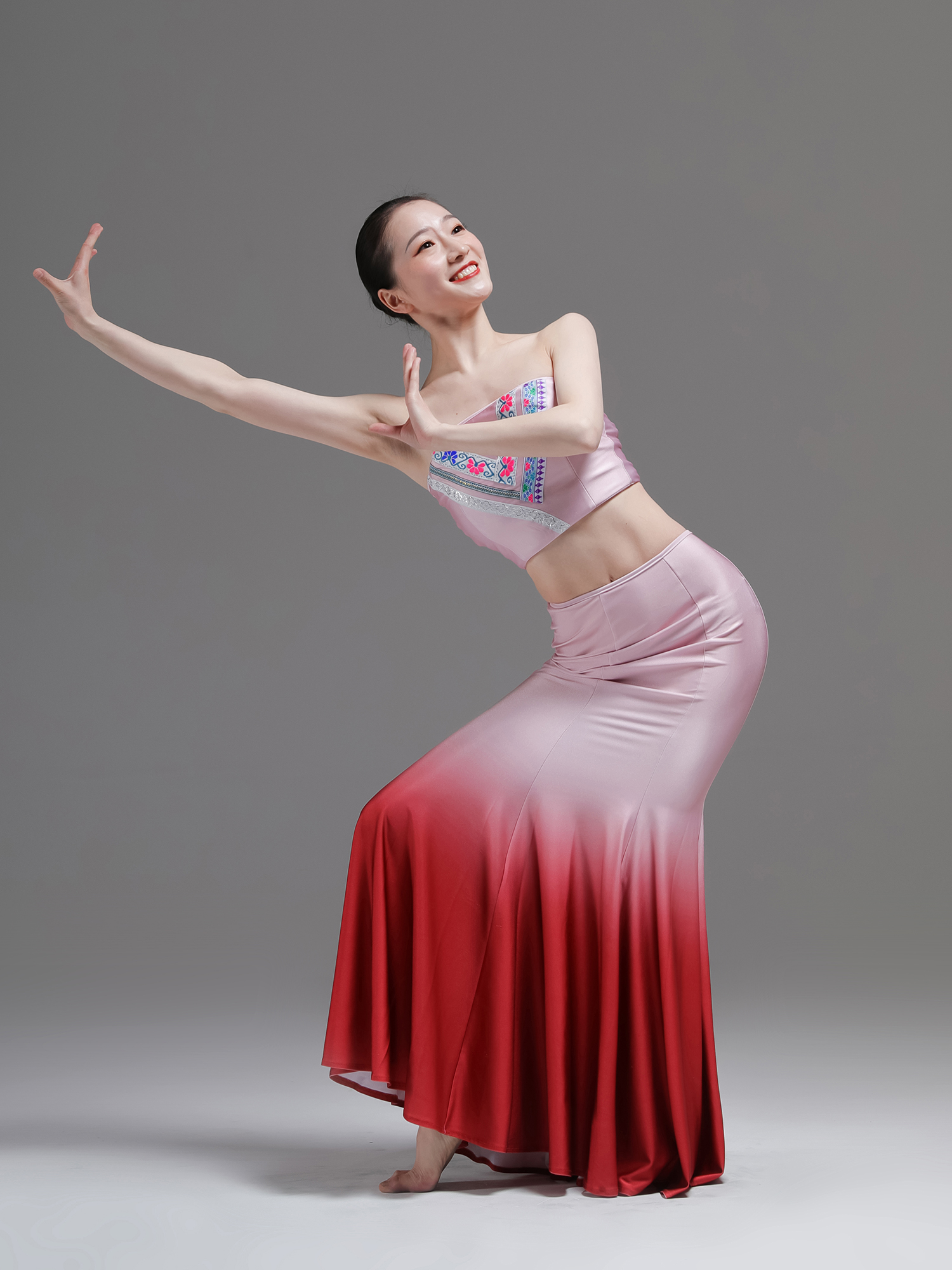 渐变傣族舞蹈服装孔雀舞表演练功鱼尾成人律动民族服装