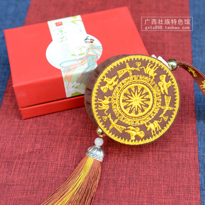 广西壮族特色礼品茉莉花布艺铜鼓香包挂件民族礼物壮锦