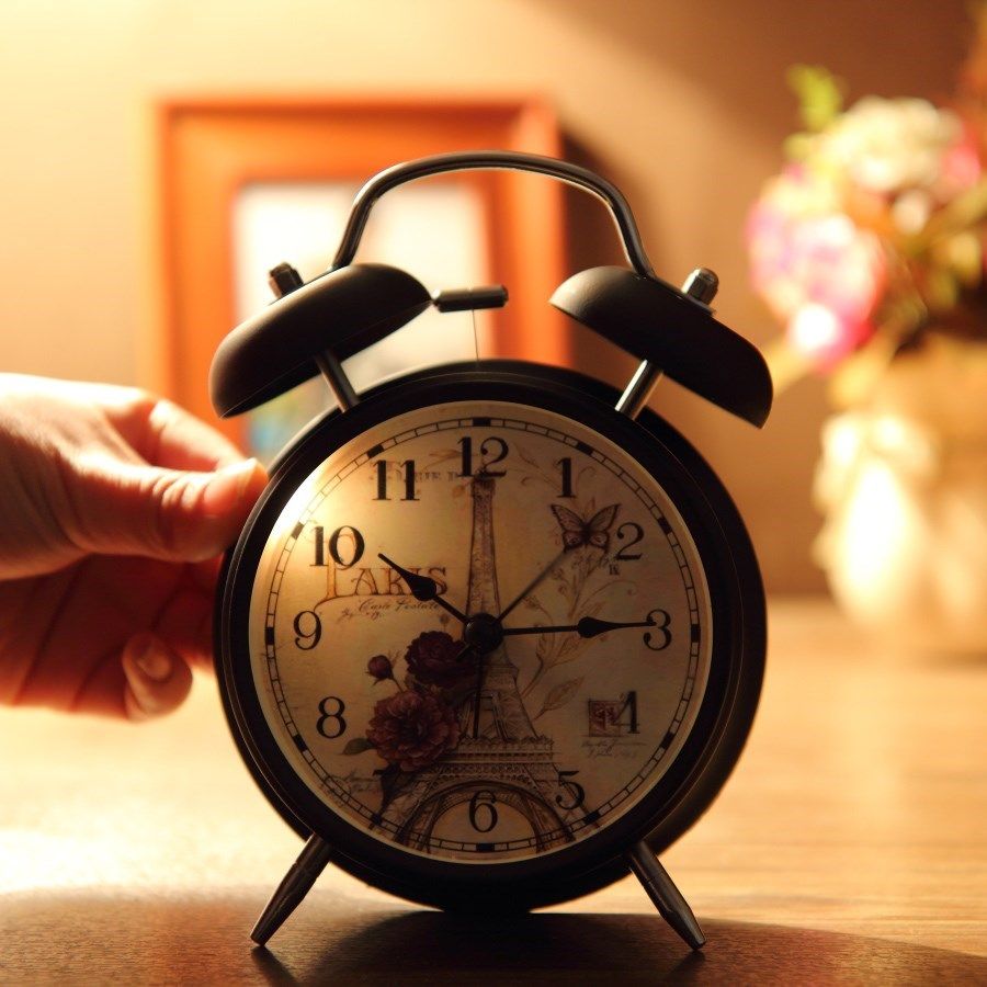 懒人闹钟超大声音初中学生宿舍起床叫醒神器多功能闹铃电子带灯