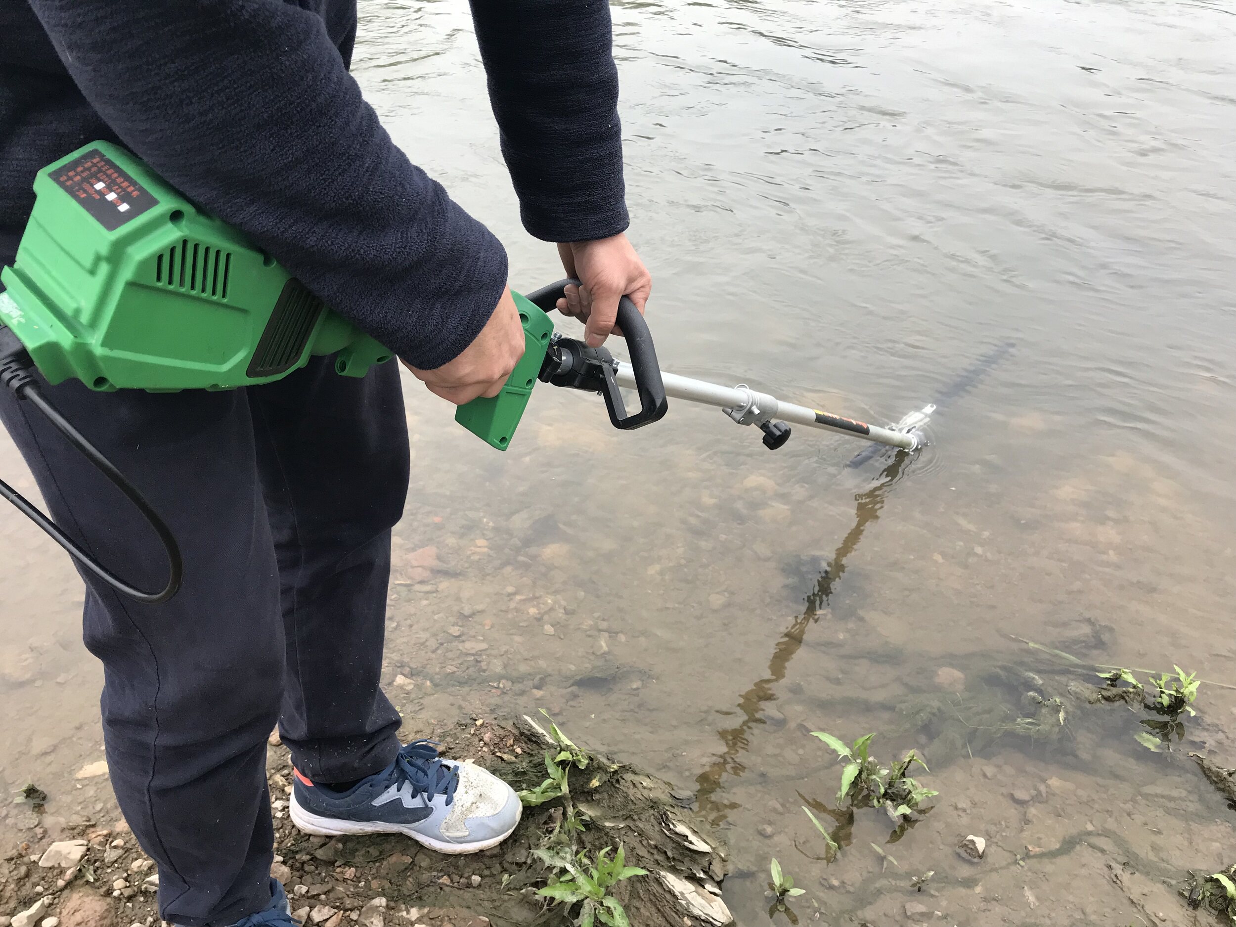 哈力充电式无刷电动背式小型水下割草机船用虾塘蟹塘伊乐藻除草机