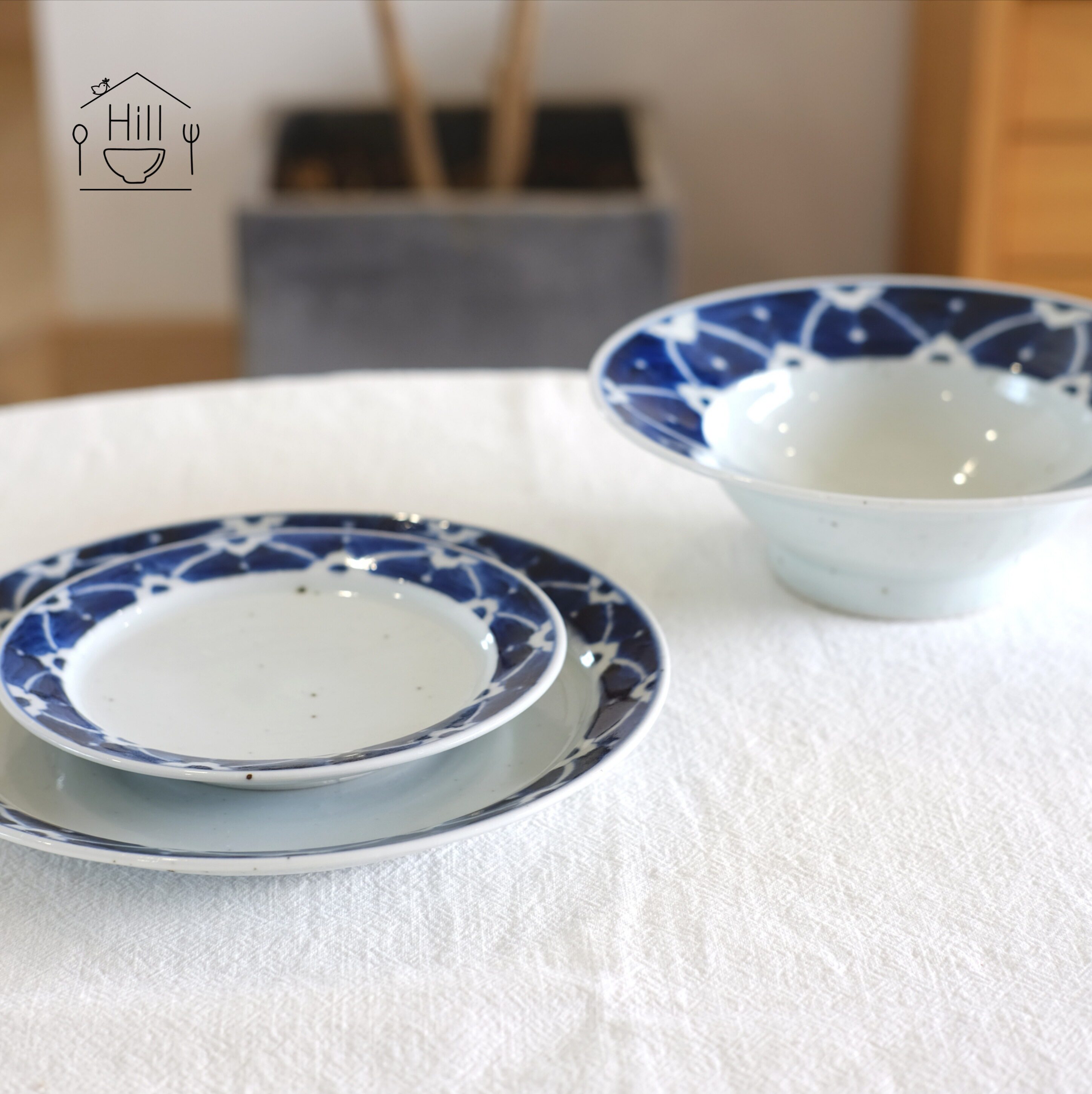 现货日本进口陶瓷餐具砥部烧蓝染梅手绘做旧盘