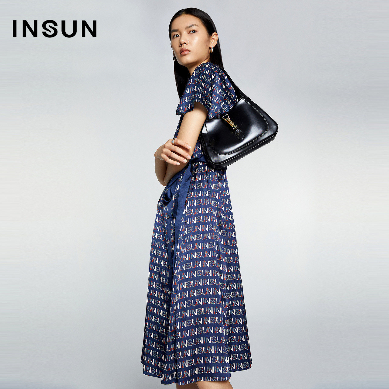 恩裳蔻夏季衬衫新款简约字母印花桑蚕丝真丝中长款连衣裙时尚