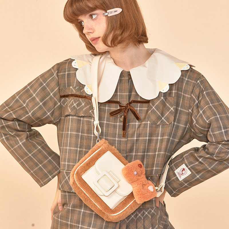 loladesign奶油小熊斜挎夹口包可爱学生秋冬小包通用款女包