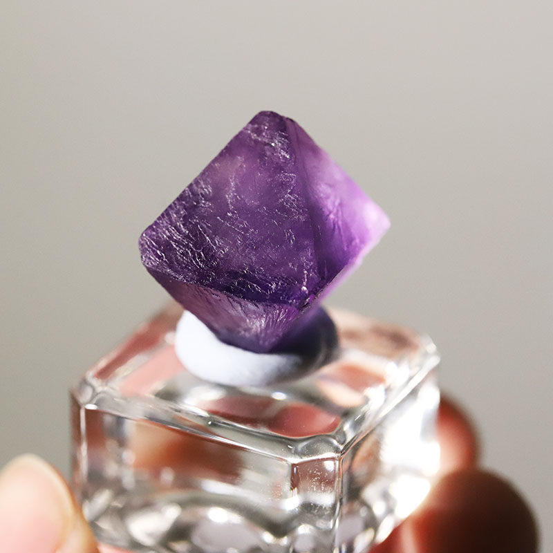 天然紫色八面体萤石颗粒矿物晶体教学标本科普奇石