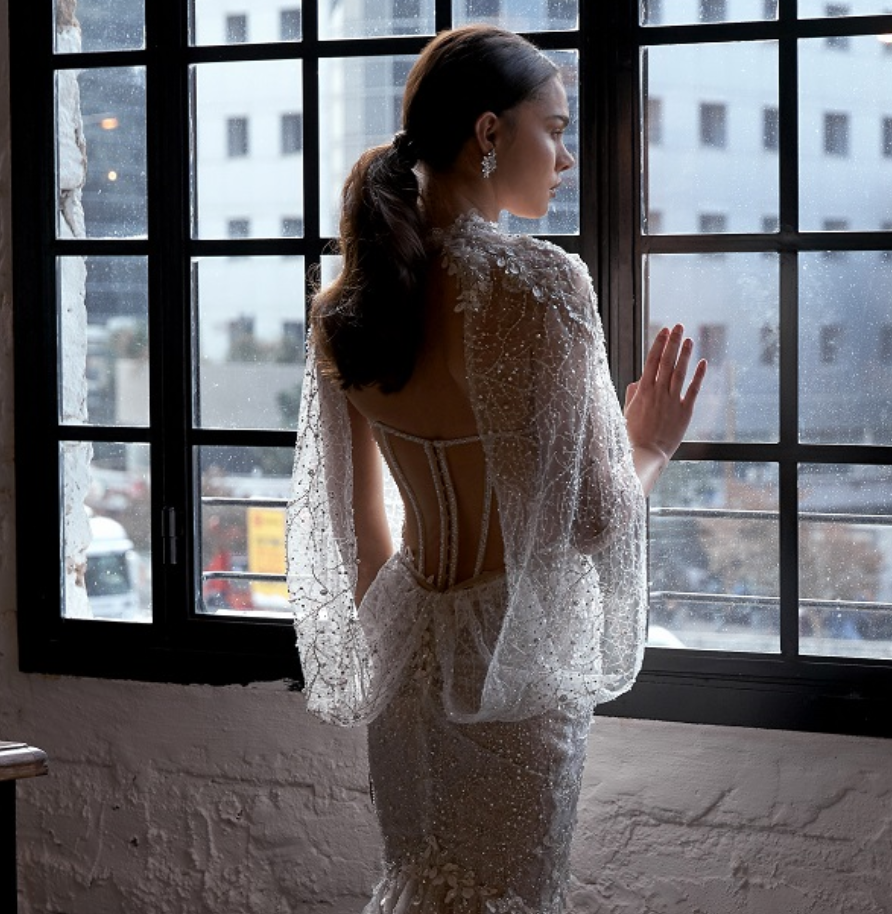 julievino2021年鸡心心领抹胸蝴蝶精美手工修身婚纱