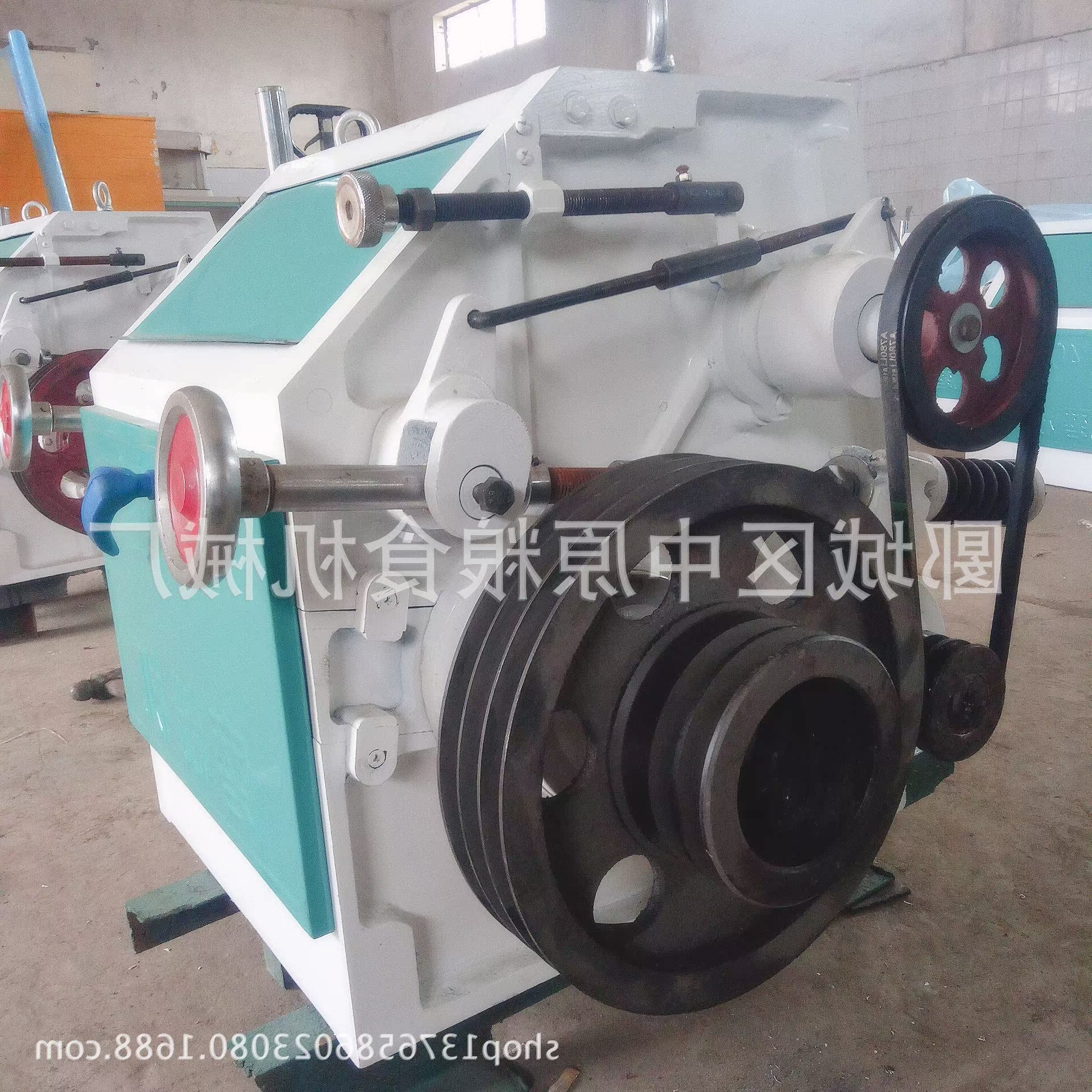 厂家供应一件代发面粉机械6f2240齿轮传动型磨粉机木雕