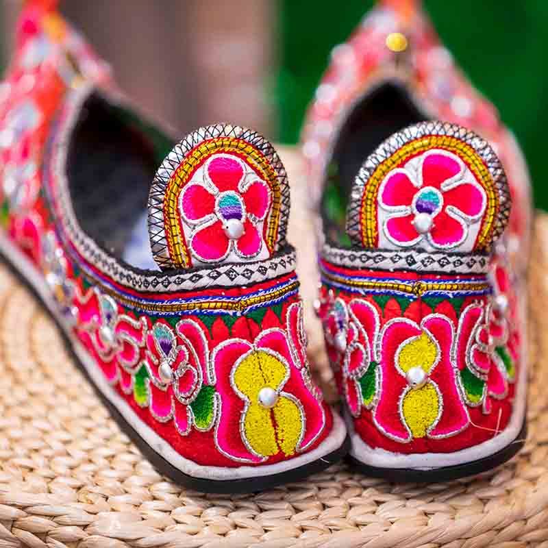 新品推荐云南省巍山东山彝族特色工艺品手工刺绣绣花鞋彝族