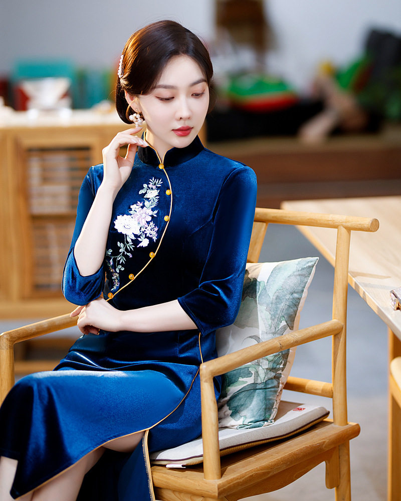 中国风刺绣丝绒旗袍中长款2022秋冬新款复古时尚前开叉婚宴妈妈装