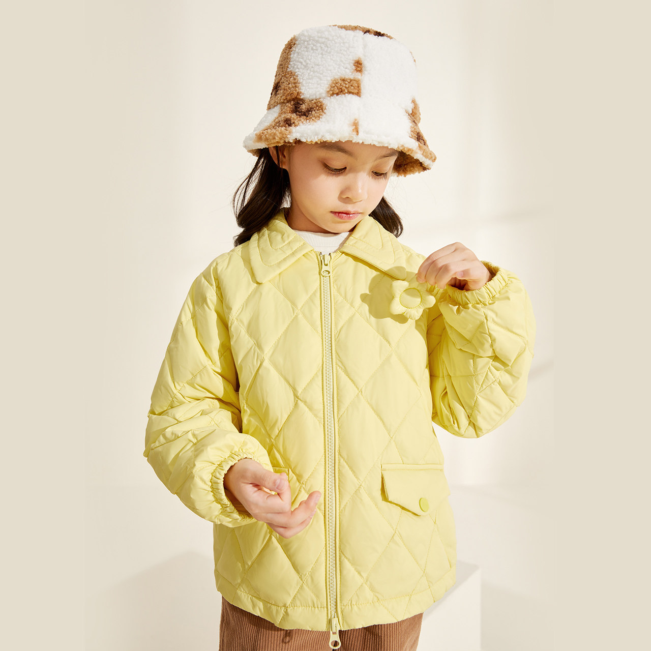 雪中飞2021秋冬新品轻暖系列暖色小花时尚设计女孩童装短款羽绒服
