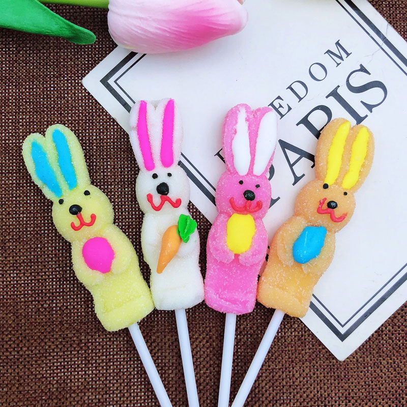 儿童创意可爱超萌小兔子造型果汁软糖棒棒糖整箱糖果