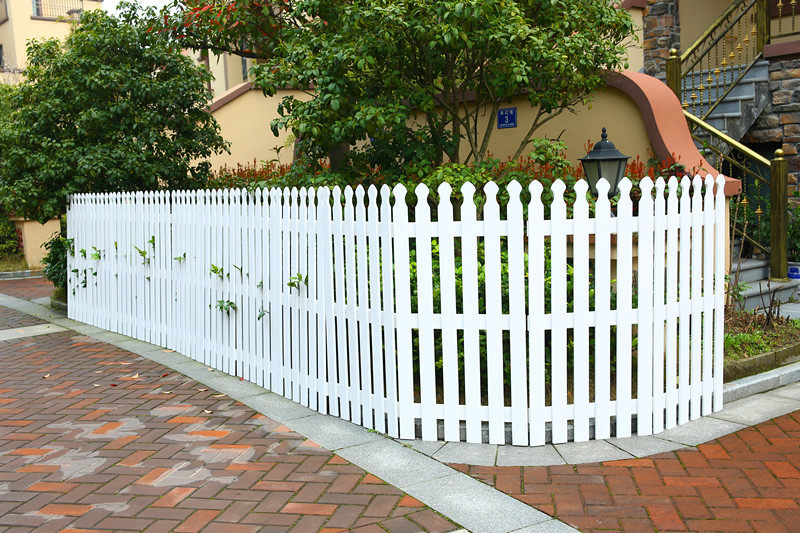 碳化新款防腐厚实大型实木栅栏户外白色围栏大型篱笆