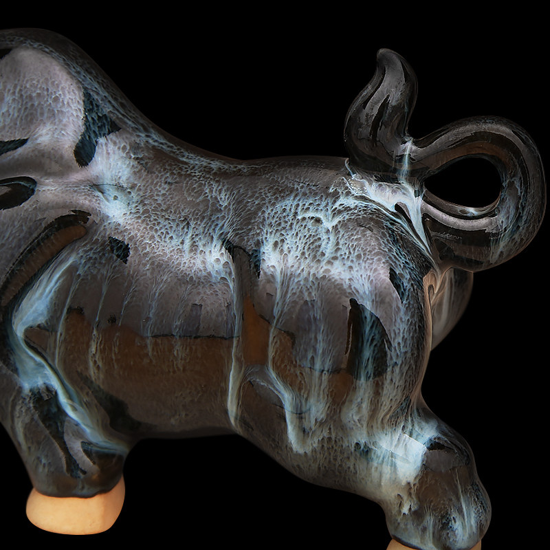 傲世瓷业钧瓷窑变气势如虹牛摆件