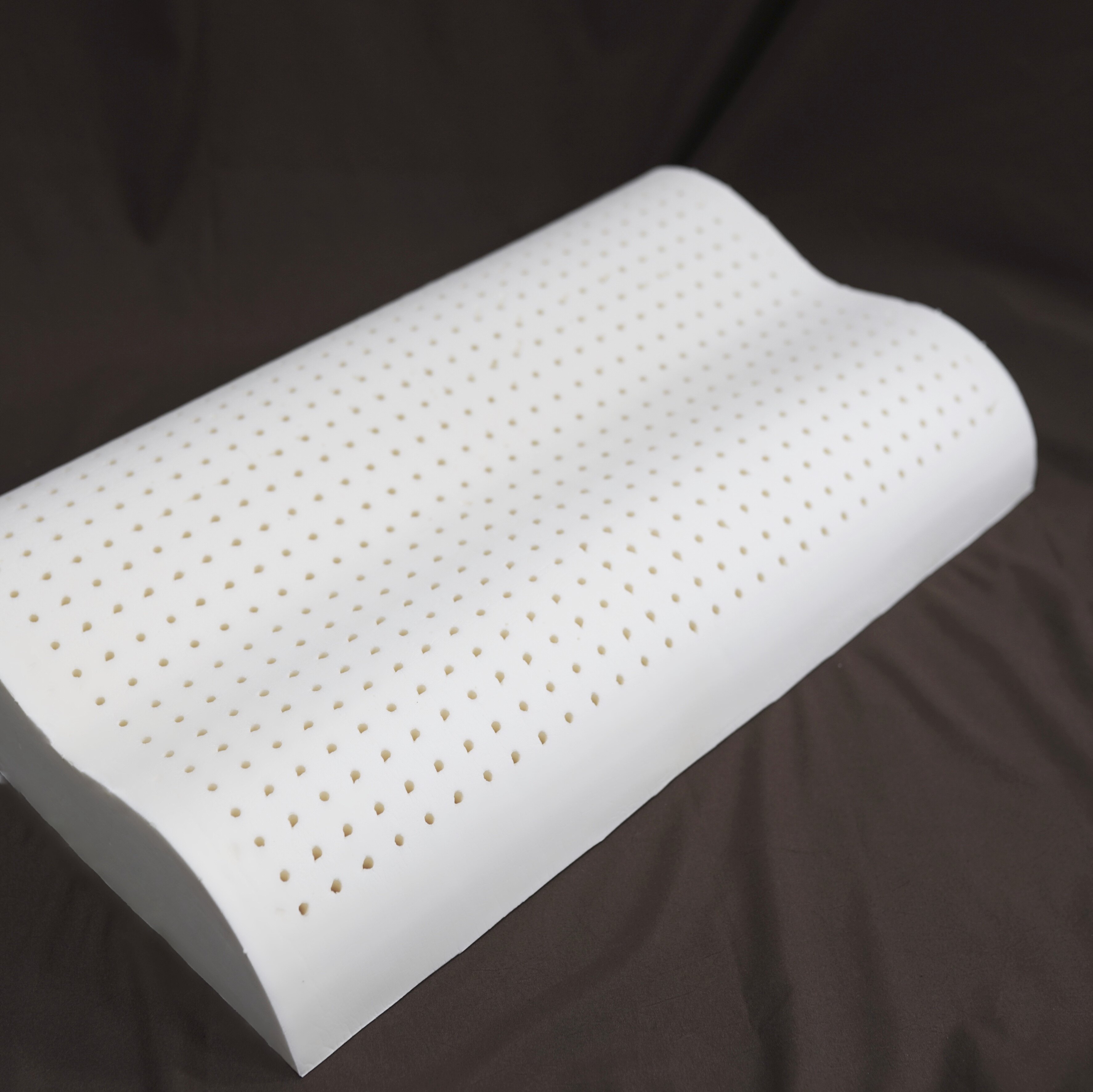 越南x2居无定所一个枕头防螨天然睡眠按摩乳胶枕