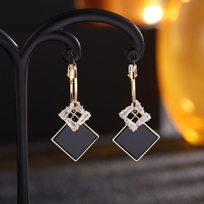 黑色菱形水晶耳环2022新款潮气气质网红耳扣耳环