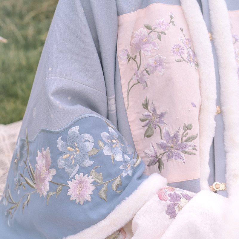 远山雪落天鹅湖明制汉服女冬季刺绣圆领半袖印花汉服