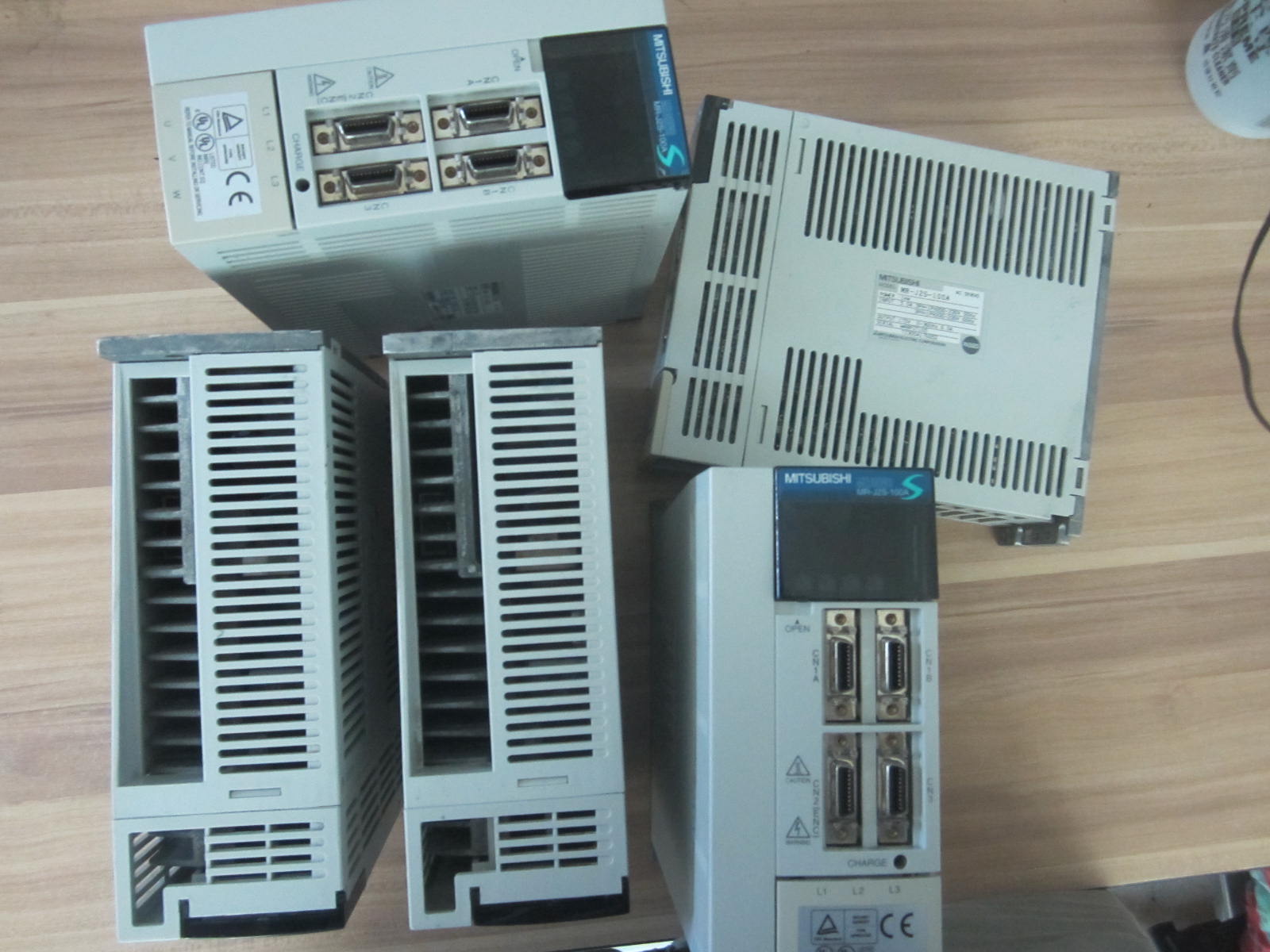 三菱mrj2s100a伺服驱动器维修mdsbsvj22040a70a伺服电机