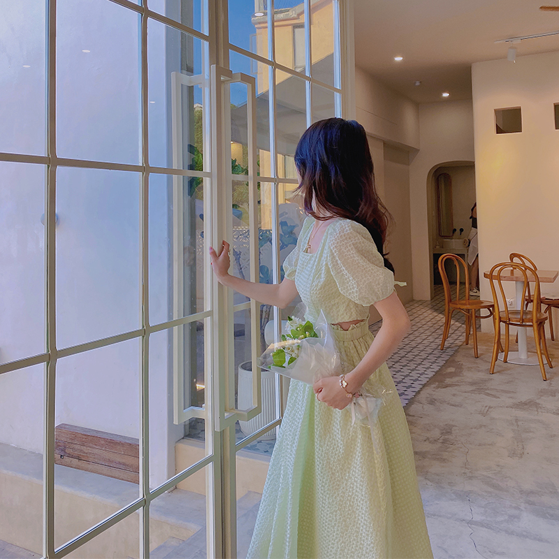 2022新款绿色连衣裙女夏季设计感小众法式方领泡泡袖露腰显瘦裙子