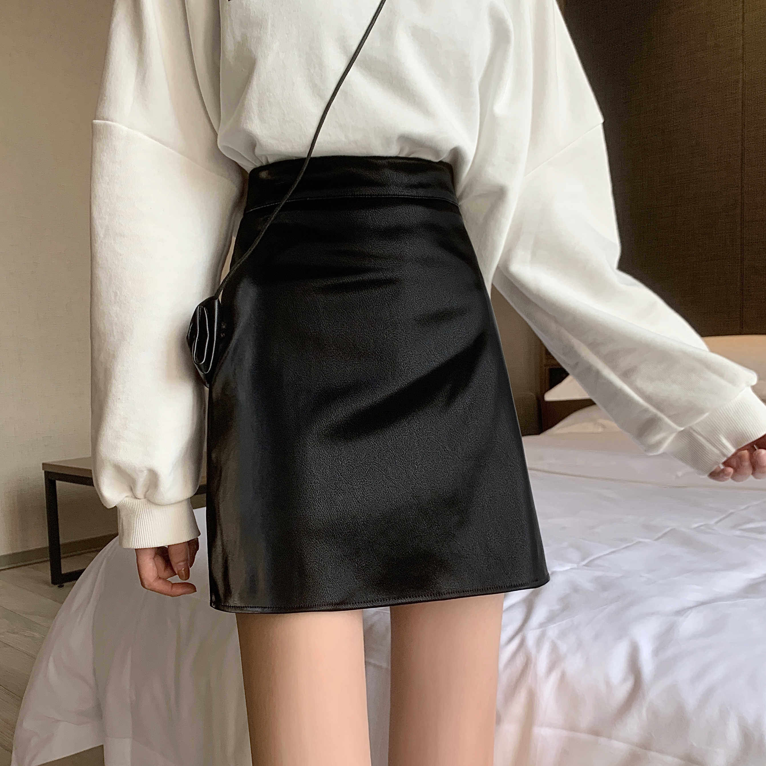 2021秋冬新款网红爆款皮裙白色pu短裙复古半身裙