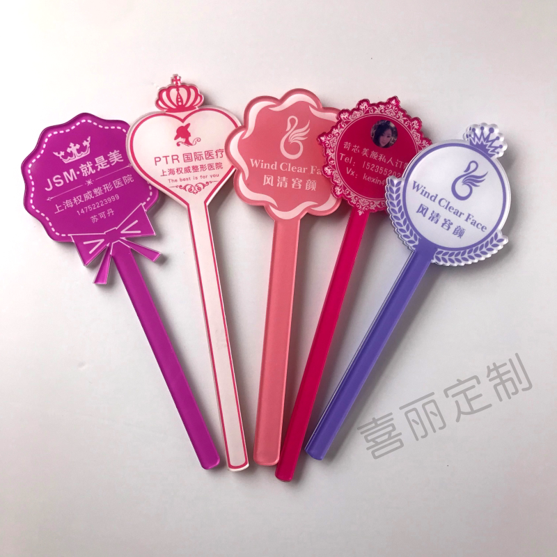 牌子小视视频拍照展示手牌美容美甲手持手举广告牌