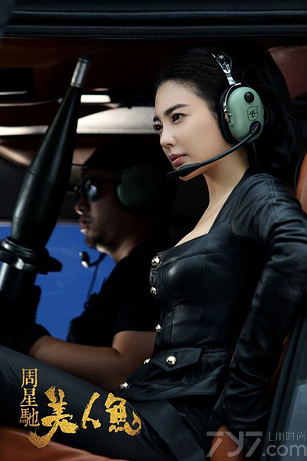 2021秋冬张雨绮美人鱼明星同款黑色皮衣低胸短外套皮衣