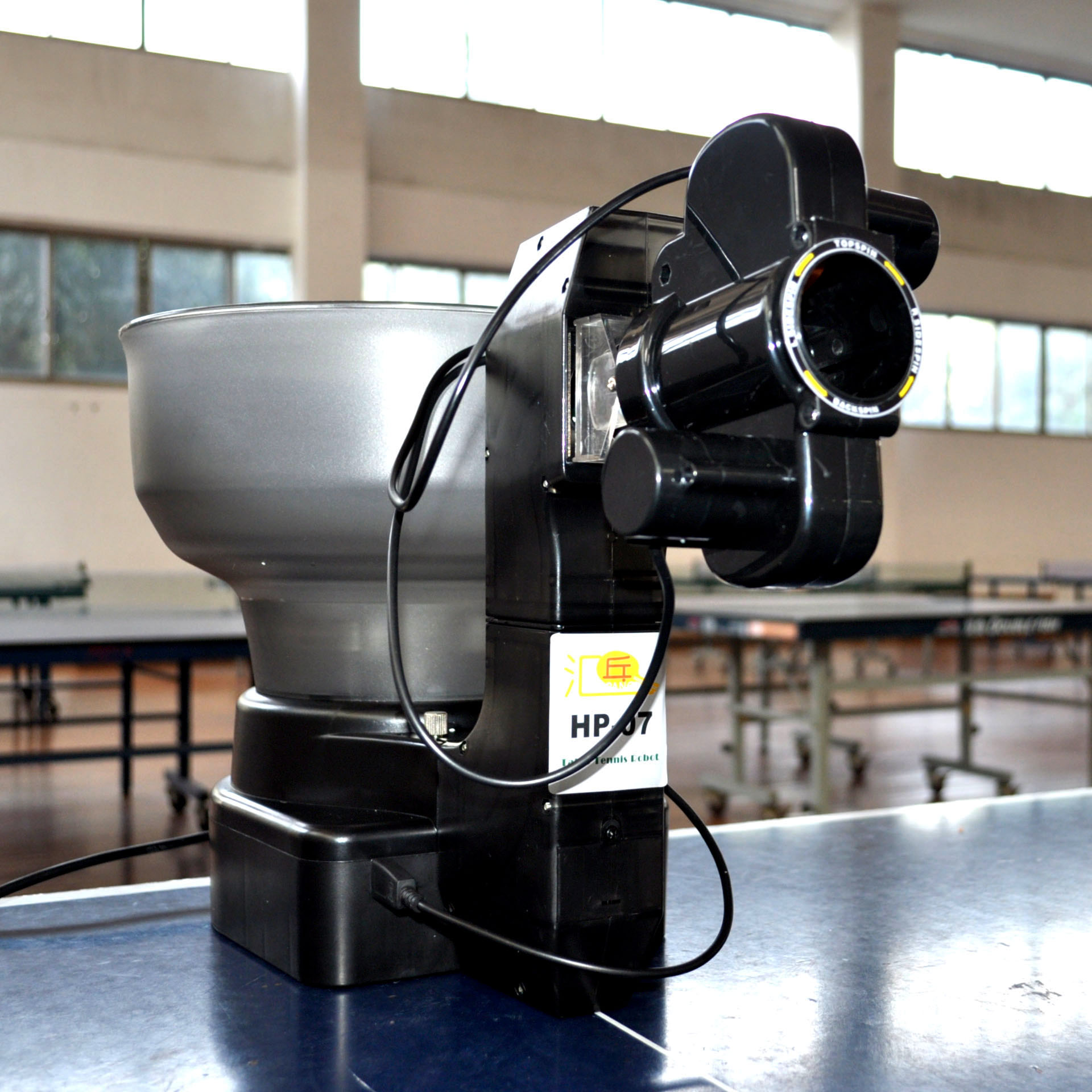 家用折叠乒乓球桌 可移动带轮 比赛标准乒乓球台乒乓球发球机组合