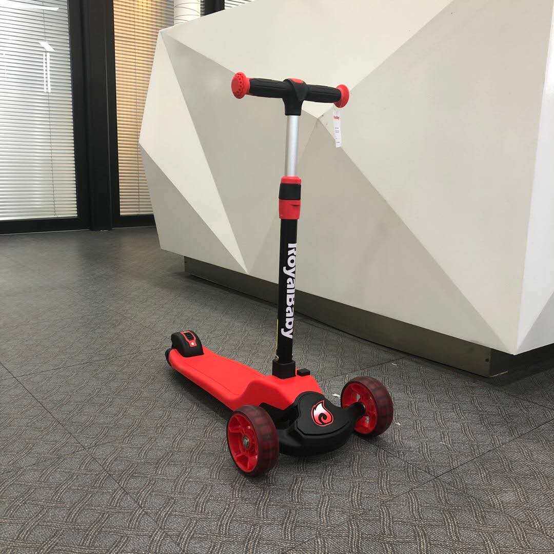 优贝儿童滑板车火焰战车2-3-6-8-10-12岁脚踏板溜溜车闪光滑车滑板车