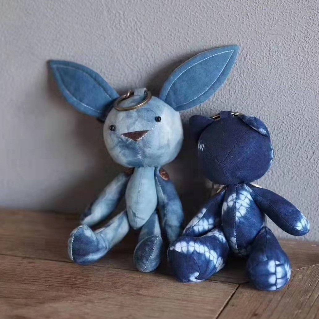 布茗堂 蓝染布偶挂件小熊小兔手工扎染植物染布艺钥匙挂包挂布偶-mc