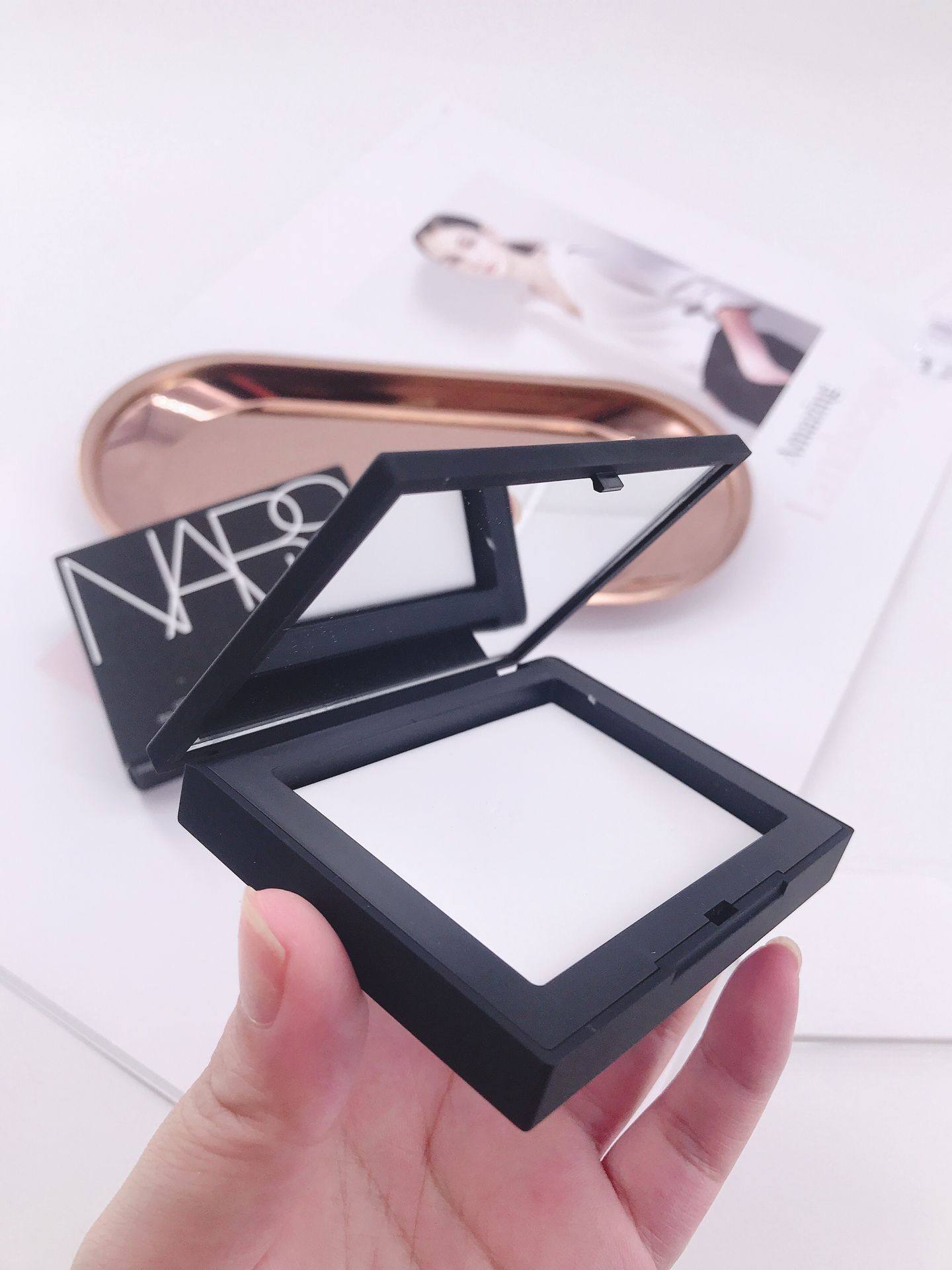 新版网红大白饼nars纳斯蜜粉饼10g定妆控油持久透明隐形毛孔娜斯