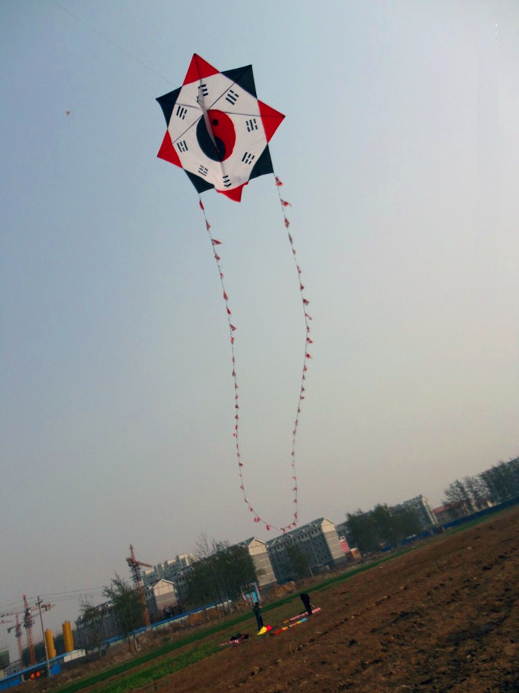 八卦包邮潍坊杨家埠现代八角儿童成人罗盘长飘尾风筝