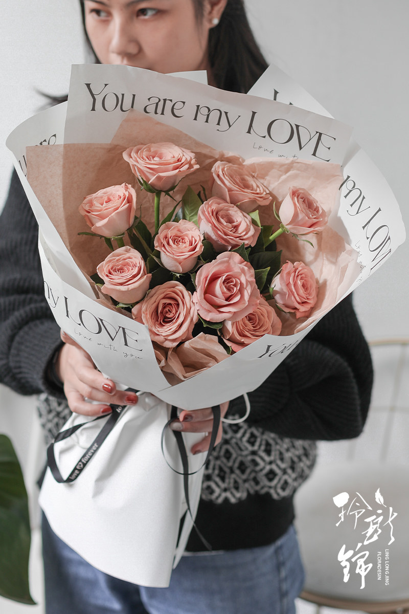 卡布奇诺玫瑰花花束成都花店送花三八妇女节生日鲜花速递同城配送