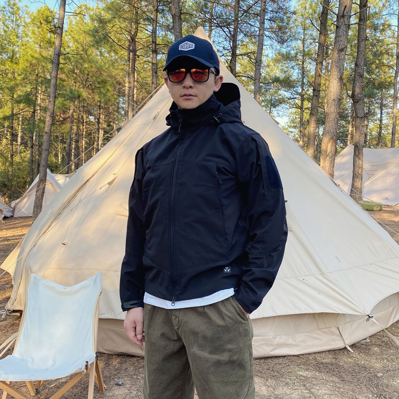 猪罗纪男士户外软壳冲锋衣黑色防风防水防雨机能外套连帽夹克潮搭