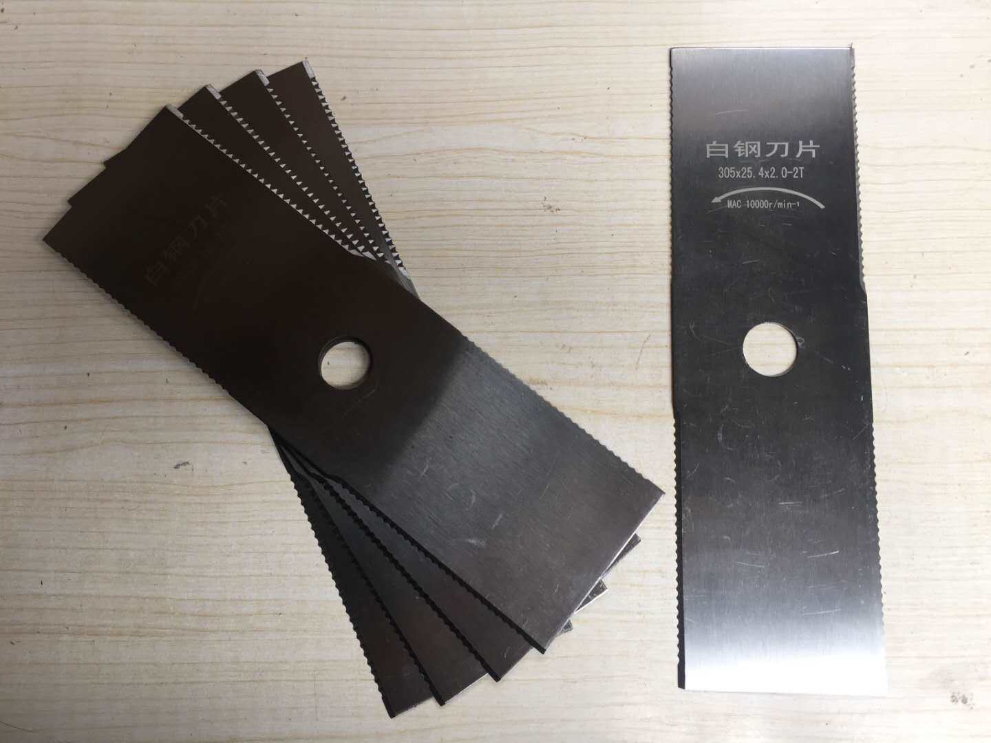 特价包邮割草机通用易迈一字带齿刀片打草机除草机锯片